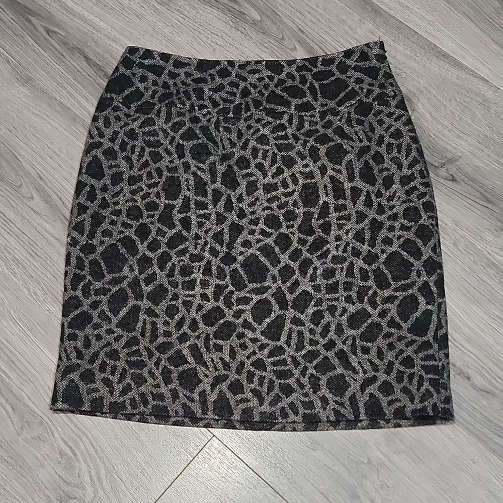 EUC Peter Nygard Lined Wool Blend Gray/Black Giraffe Print Midi Skirt